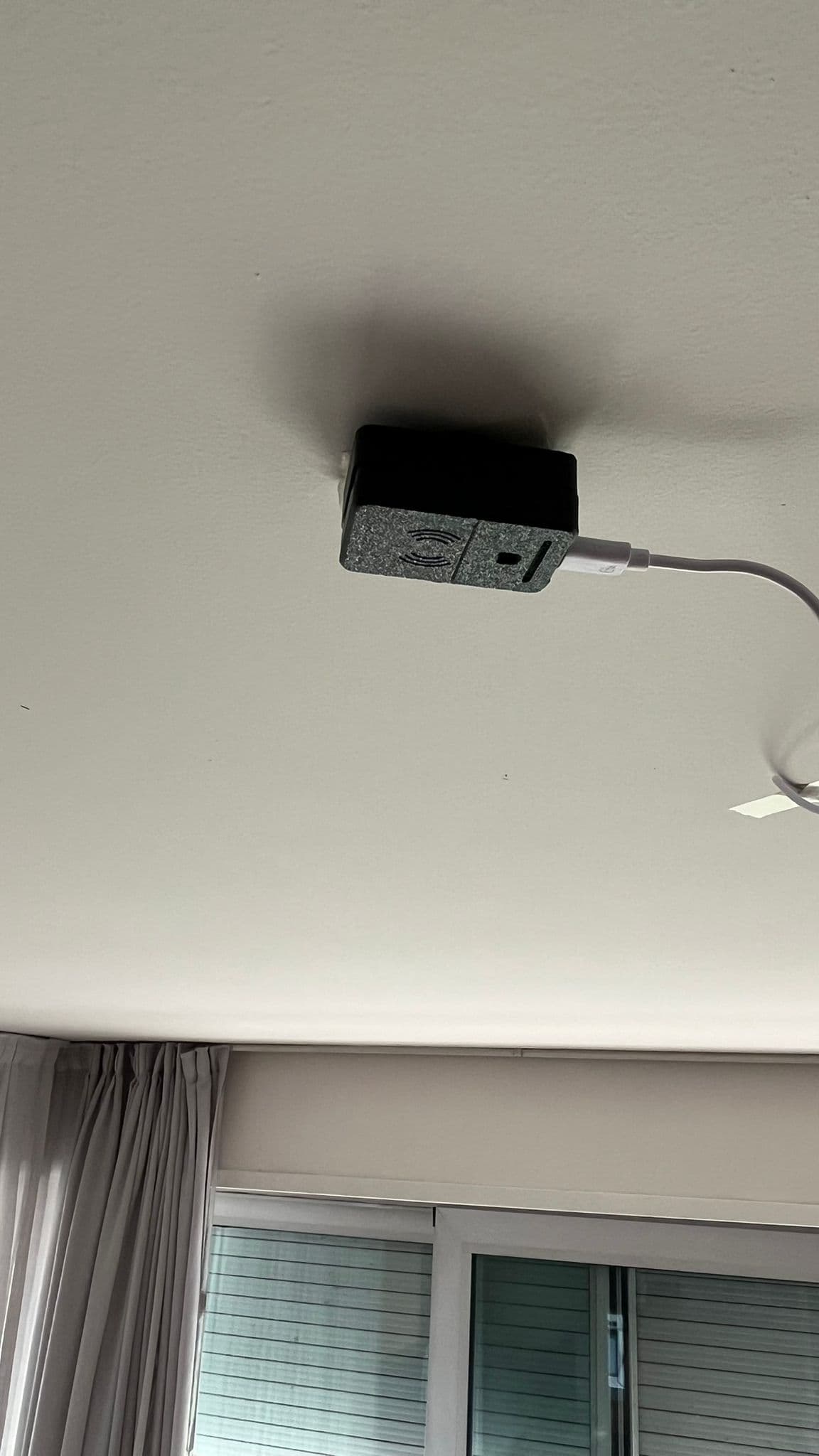 Sensor Firmus instalado no teto